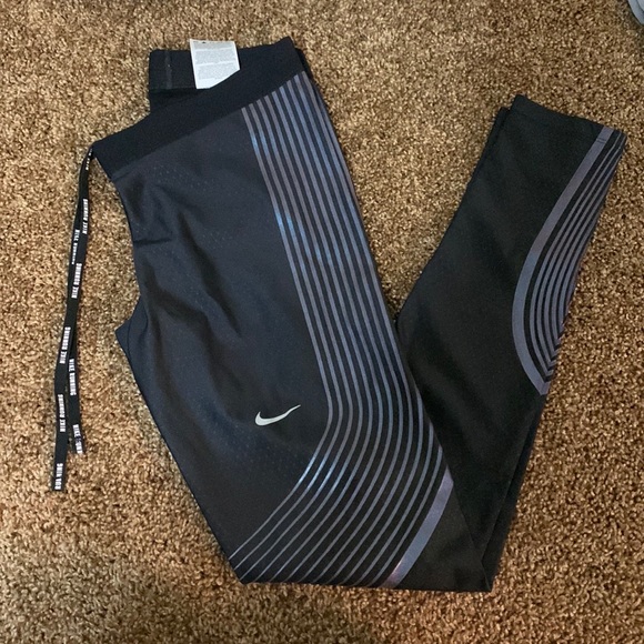 Nike Track Reflective Leggings Women’s Size Small Black with Metallic Stripes - Picture 2 of 8